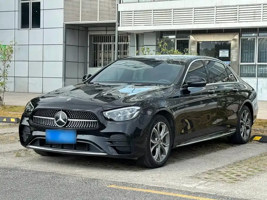 Mercedes-Benz E-Class — фото 1