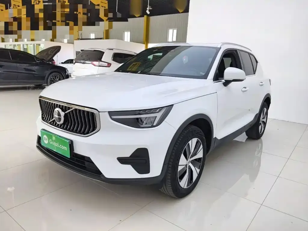 Volvo XC40 — фото 1
