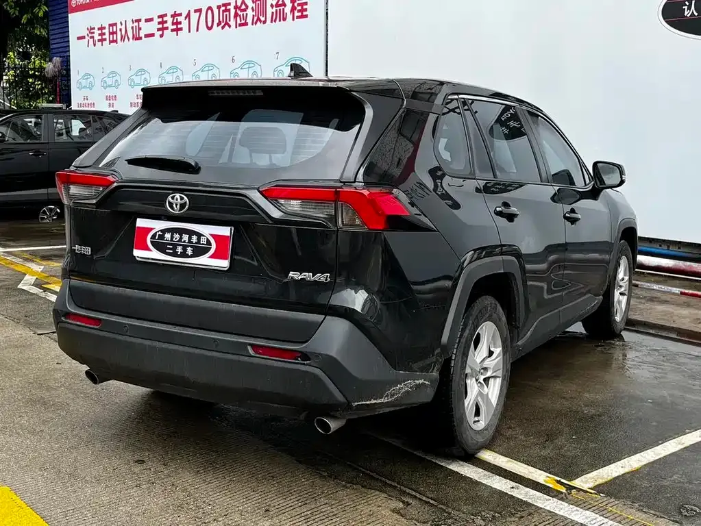 Toyota RAV4 — фото 9