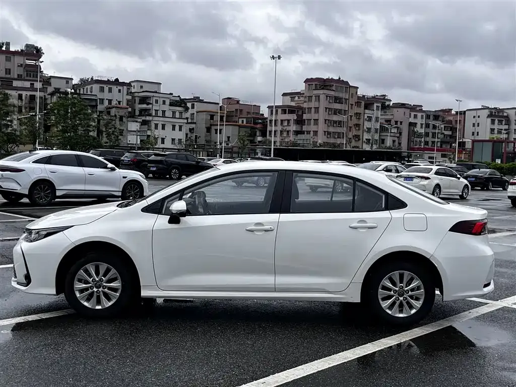 Toyota Corolla — фото 7