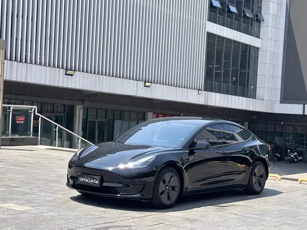 Tesla Model 3 — фото 1
