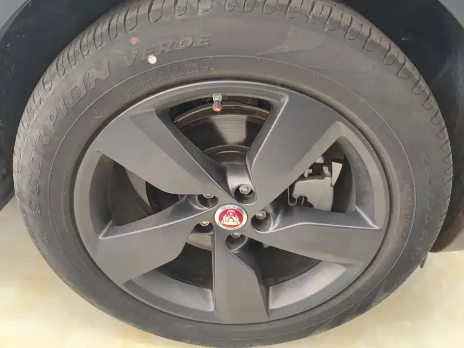 Jaguar E-PACE — фото 10