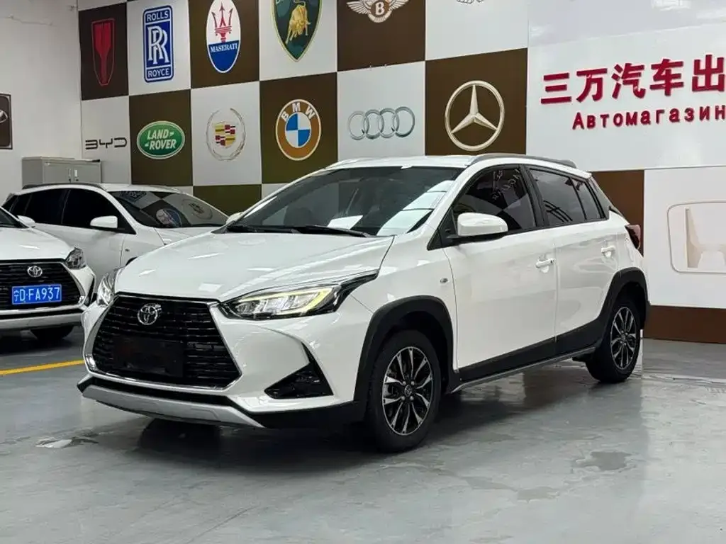 Toyota Yaris L — фото 1