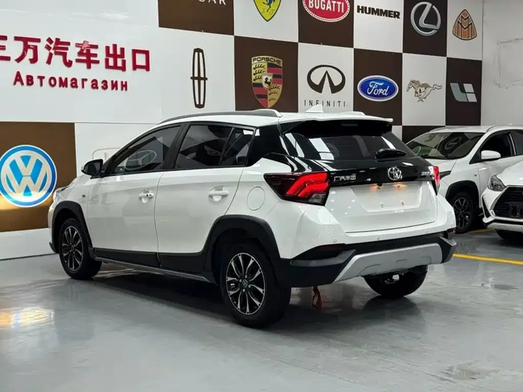 Toyota Yaris L — фото 4