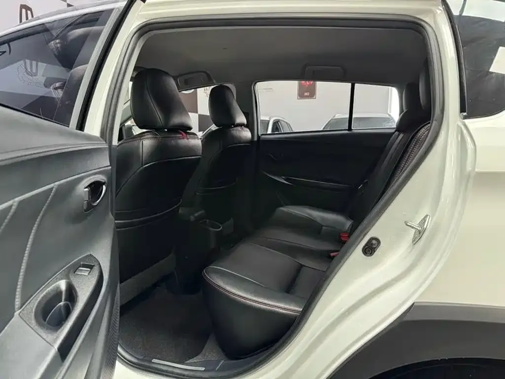 Toyota Yaris L — фото 8