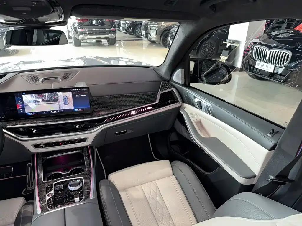 BMW X7 M60i — фото 9