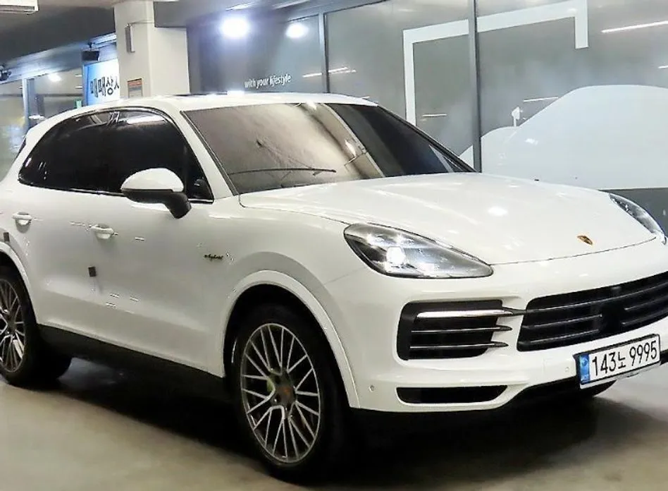 Porsche Cayenne — фото 1