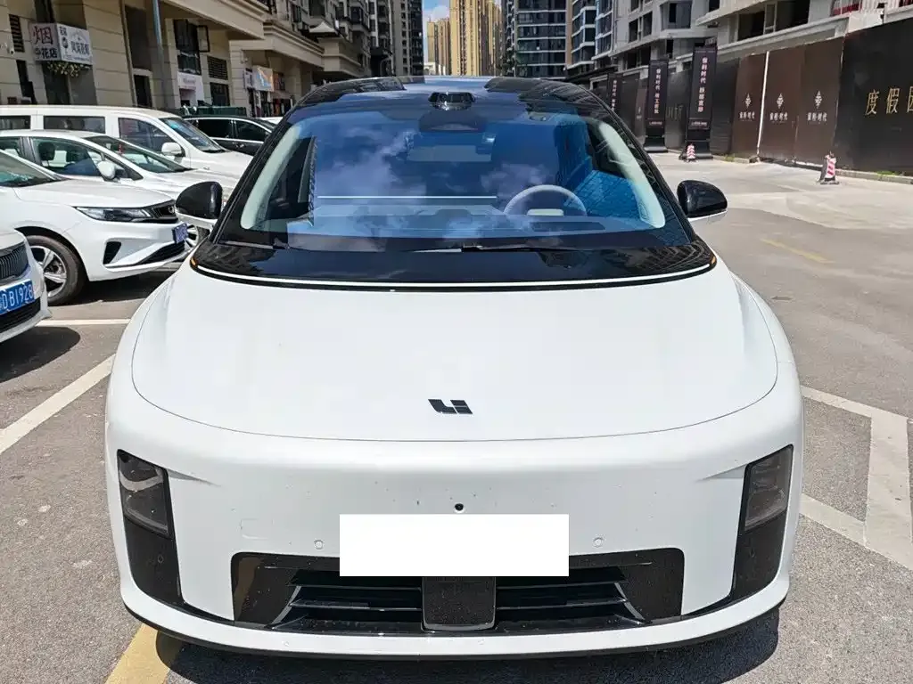 Li Auto i8 — фото 5
