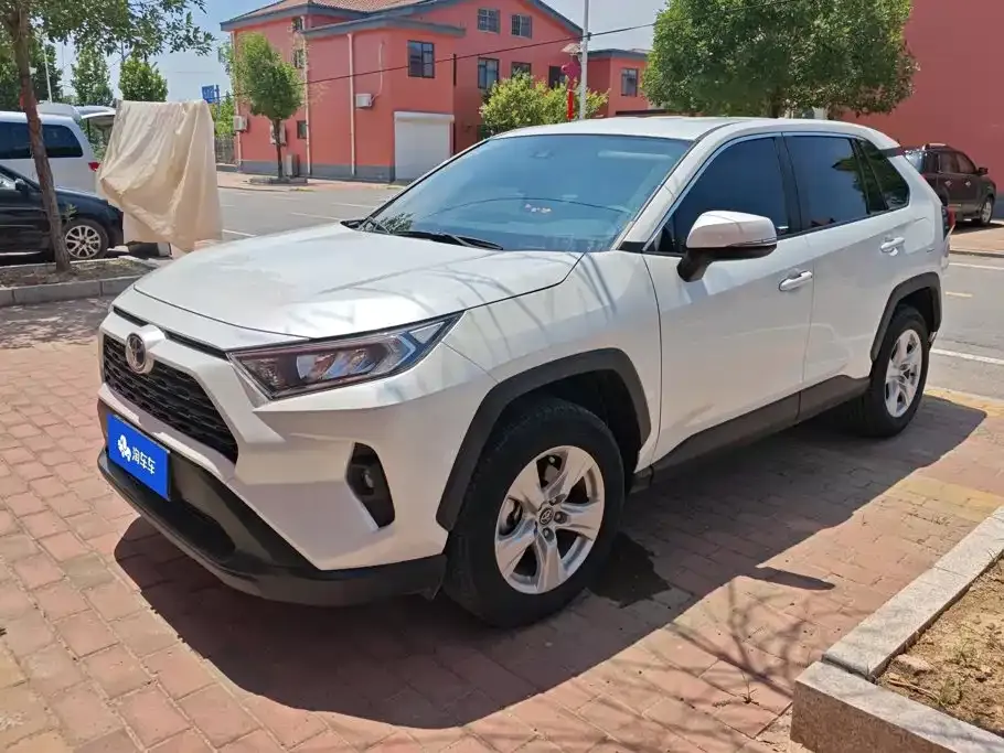 Toyota RAV4 — фото 1