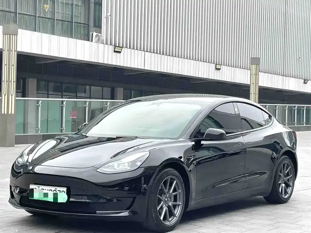 Tesla Model 3 — фото 1