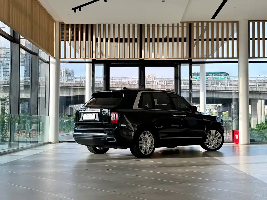 Rolls-Royce Cullinan — фото 9