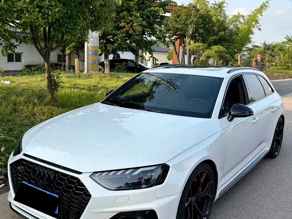 Audi RS 4 — фото 1