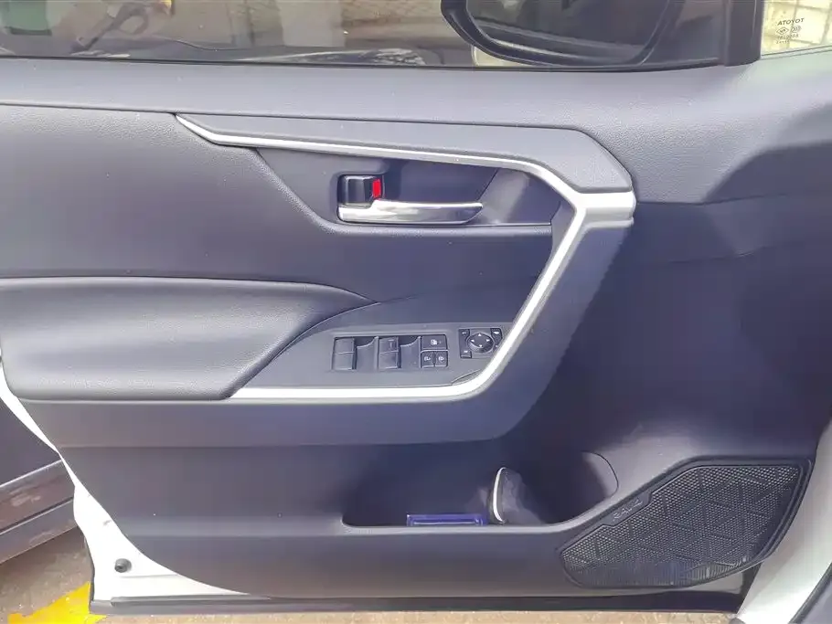 Toyota RAV4 — фото 2