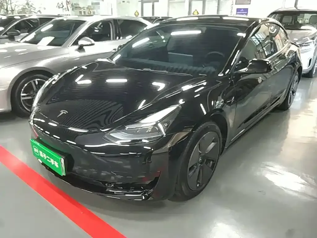 Tesla Model 3 — фото 1