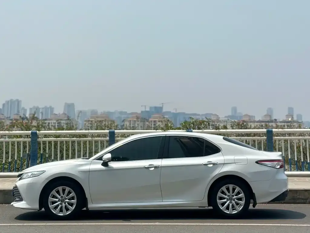 Toyota Camry — фото 6