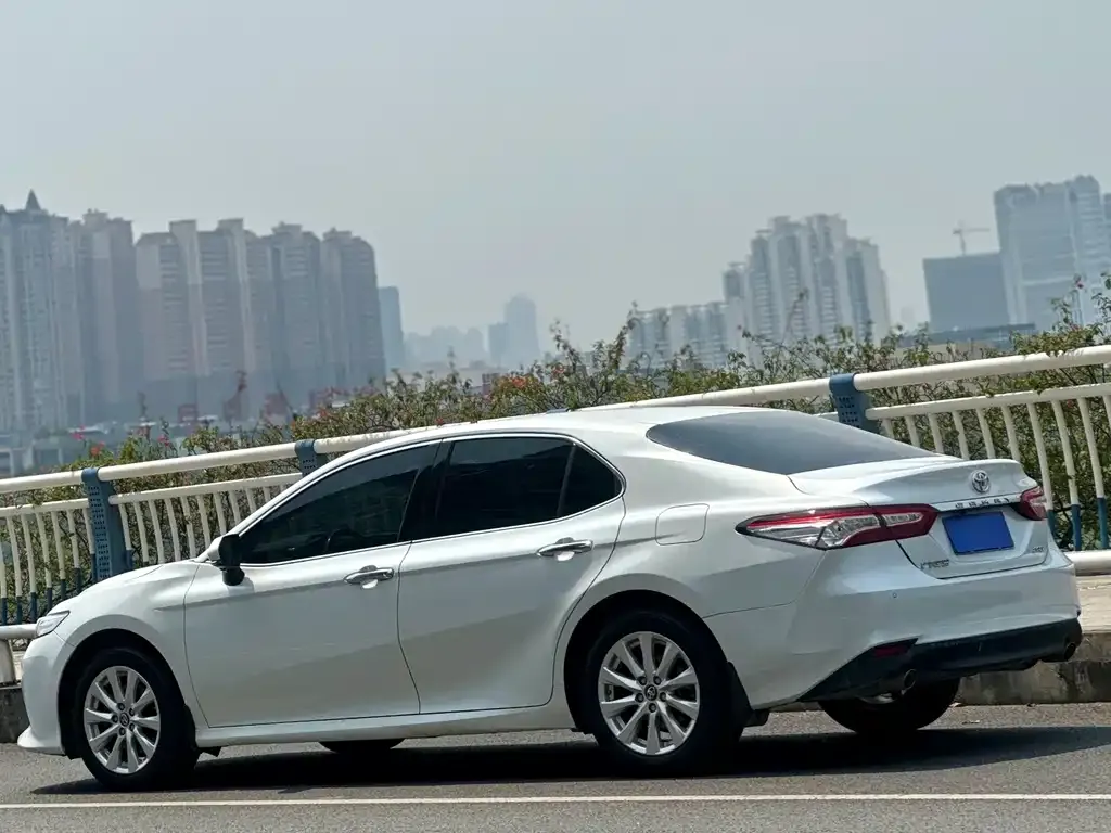 Toyota Camry — фото 5
