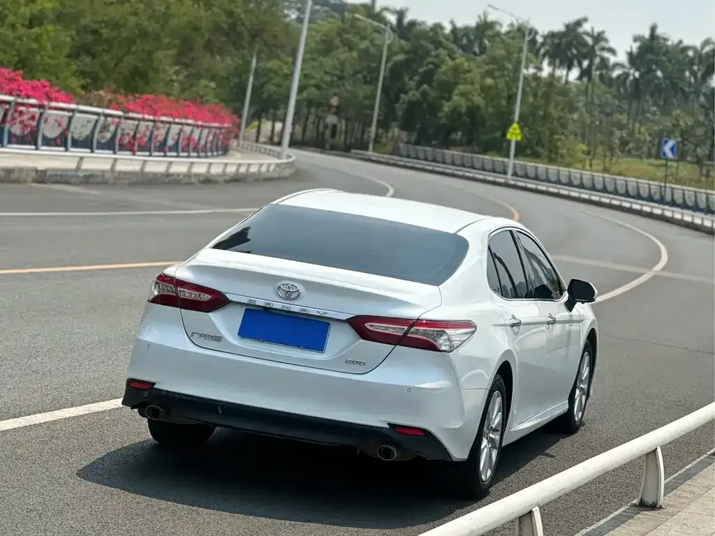 Toyota Camry — фото 10