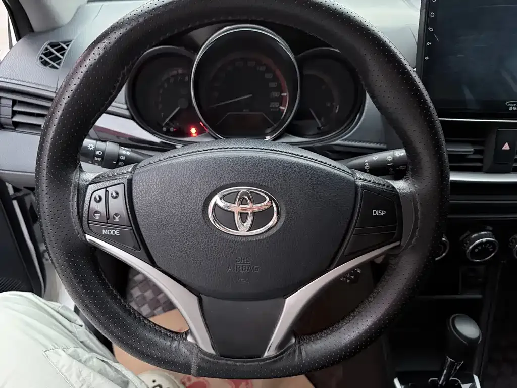 Toyota Yaris L — фото 2