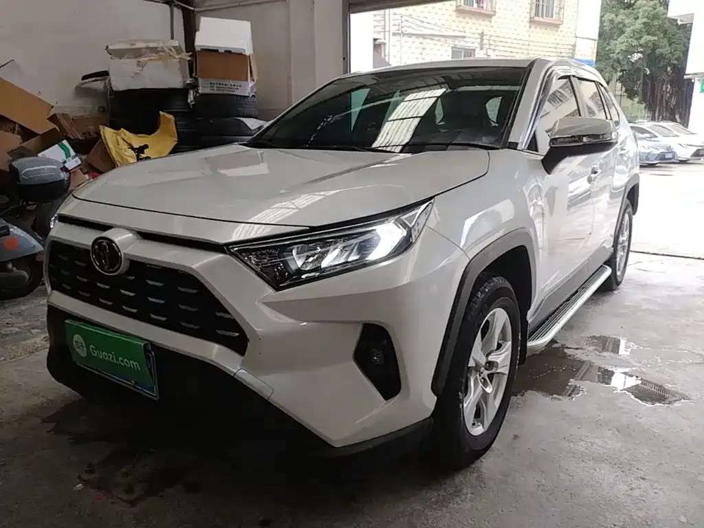 Toyota RAV4 — фото 1