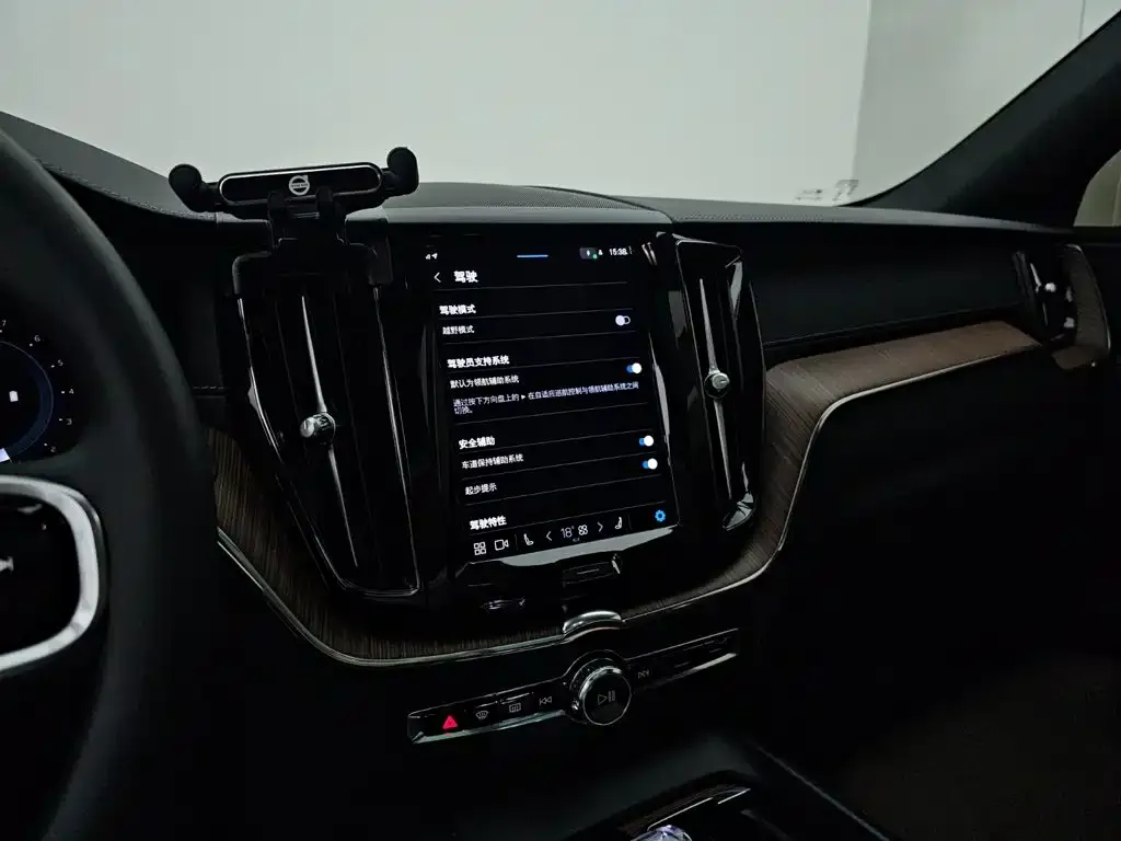 Volvo XC60 — фото 2