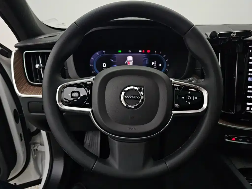 Volvo XC60 — фото 3
