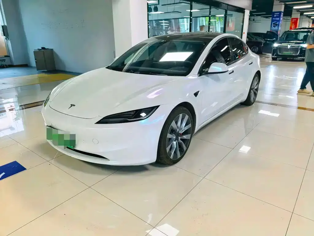 Tesla Model 3 — фото 1