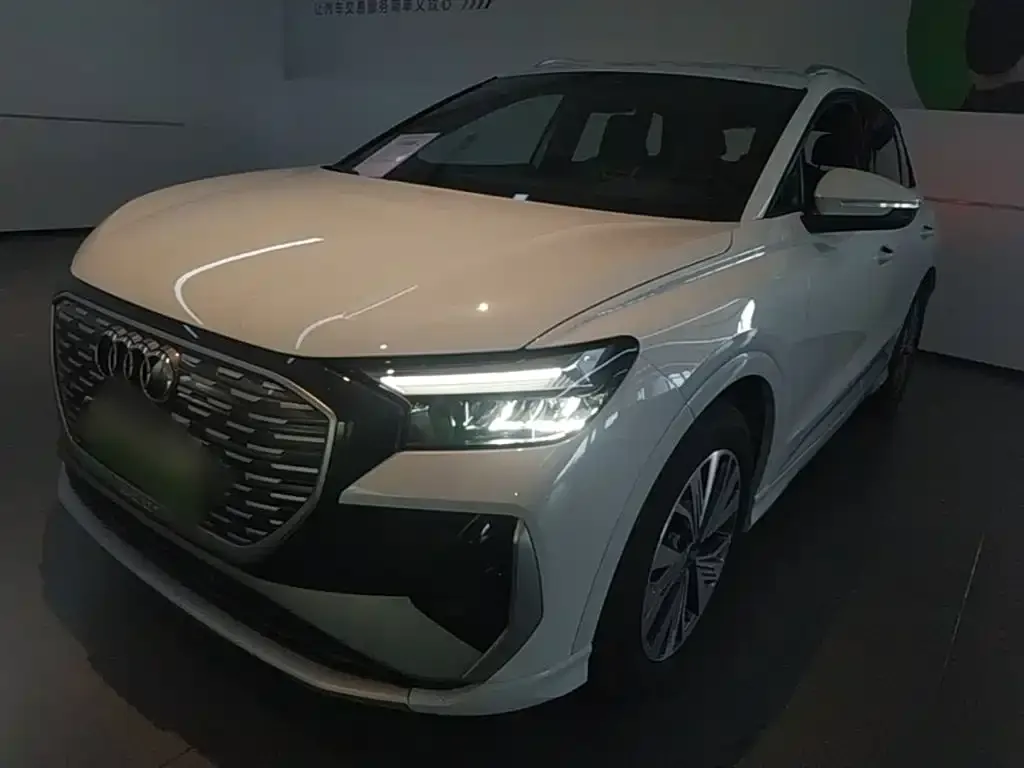 Audi Q4 e-tron — фото 1
