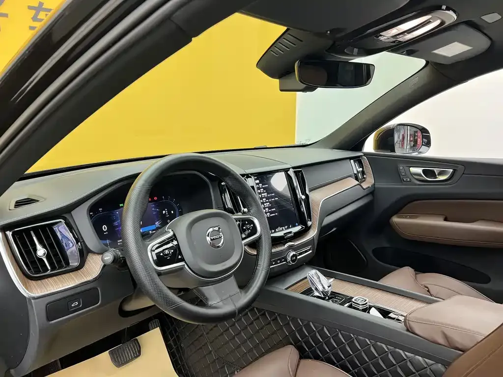 Volvo XC60 — фото 10