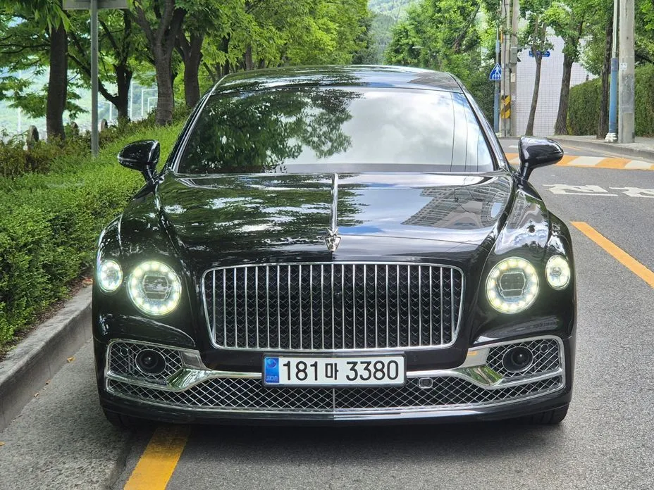 Bentley Flying Spur — фото 1
