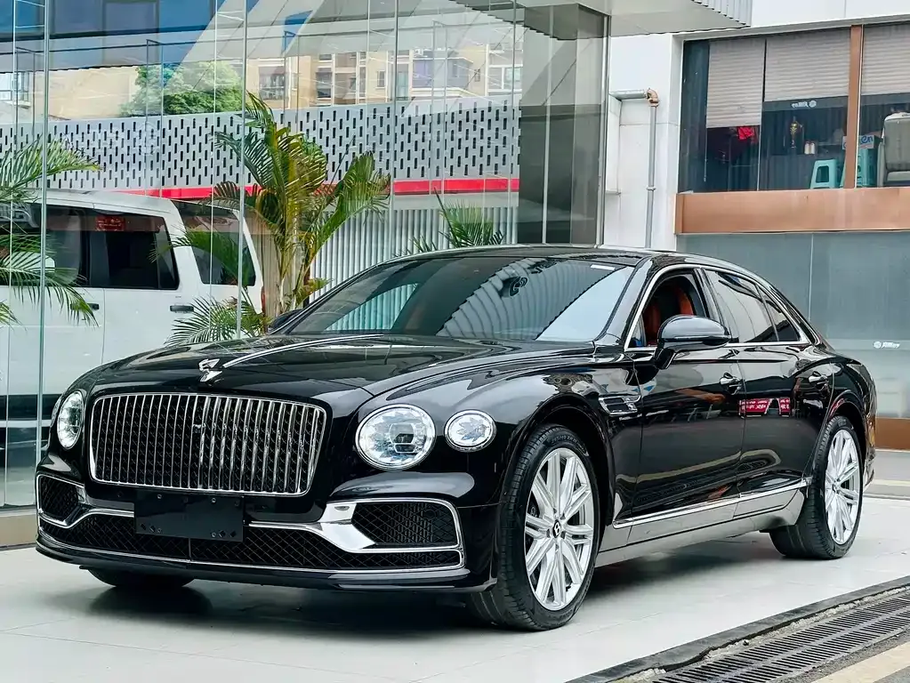 Bentley Flying Spur — фото 1