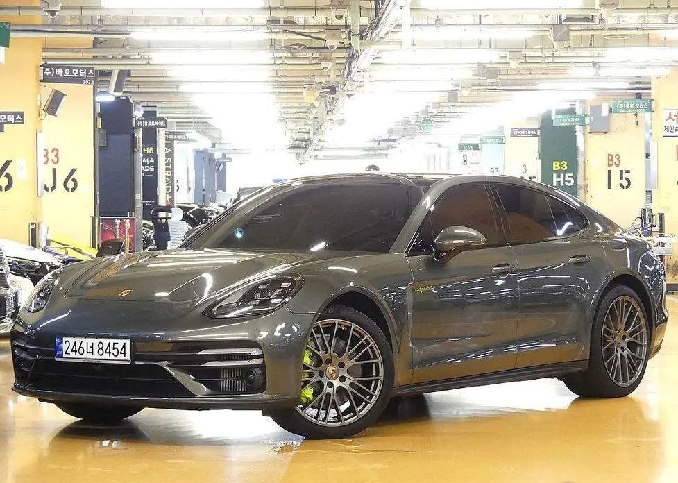 Porsche Panamera — фото 1