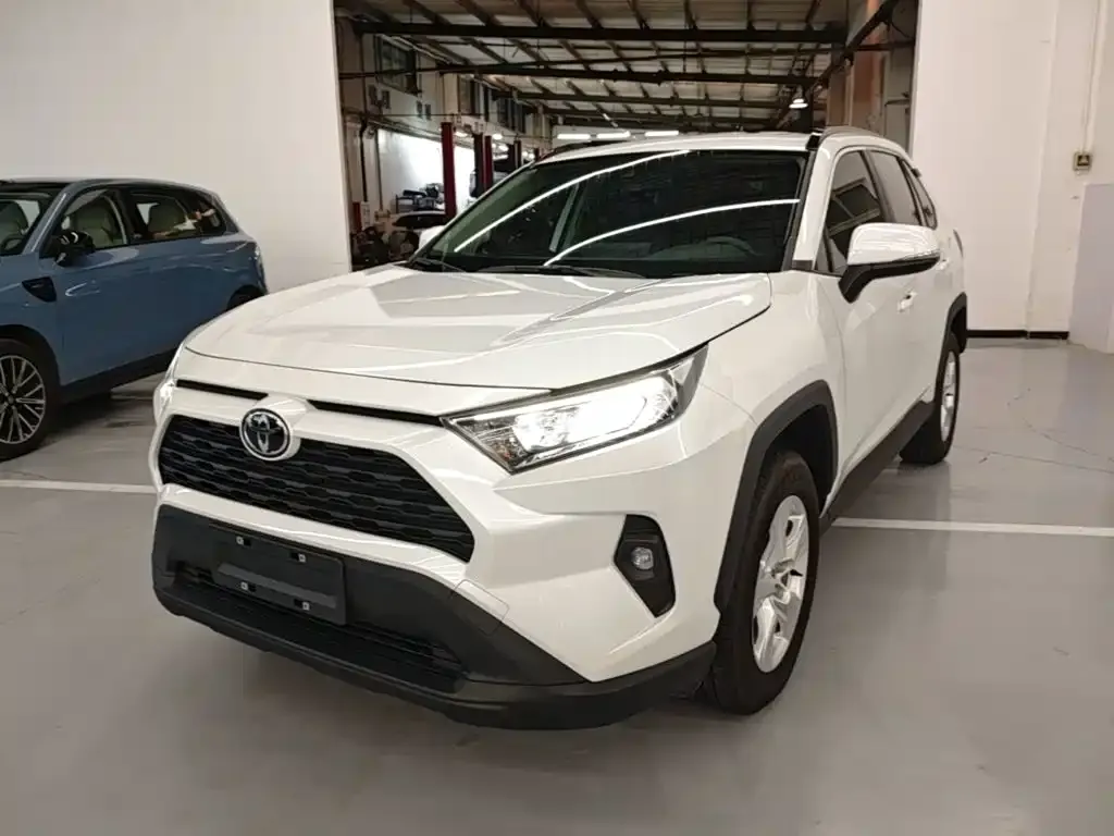 Toyota RAV4 — фото 1