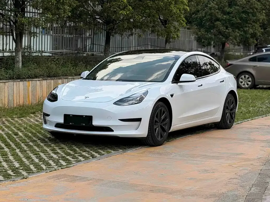 Tesla Model 3 — фото 1