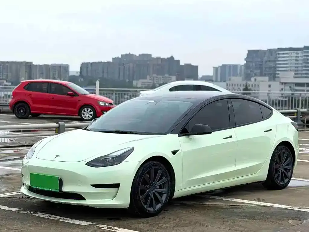 Tesla Model 3 — фото 1