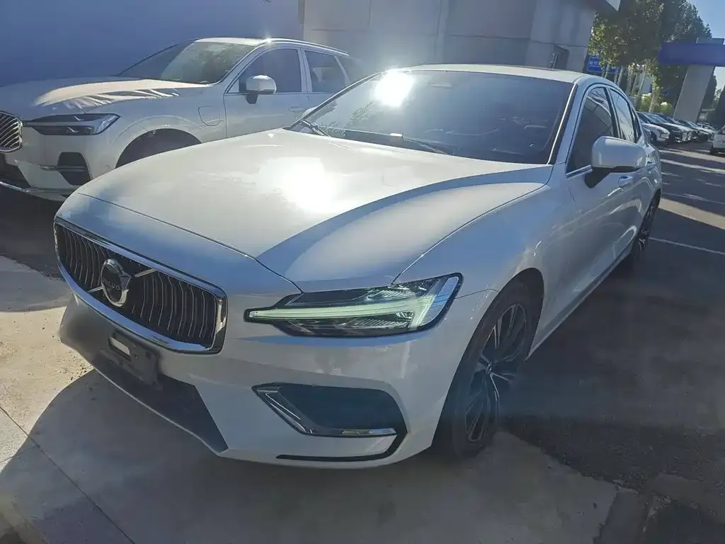 Volvo S60 — фото 1