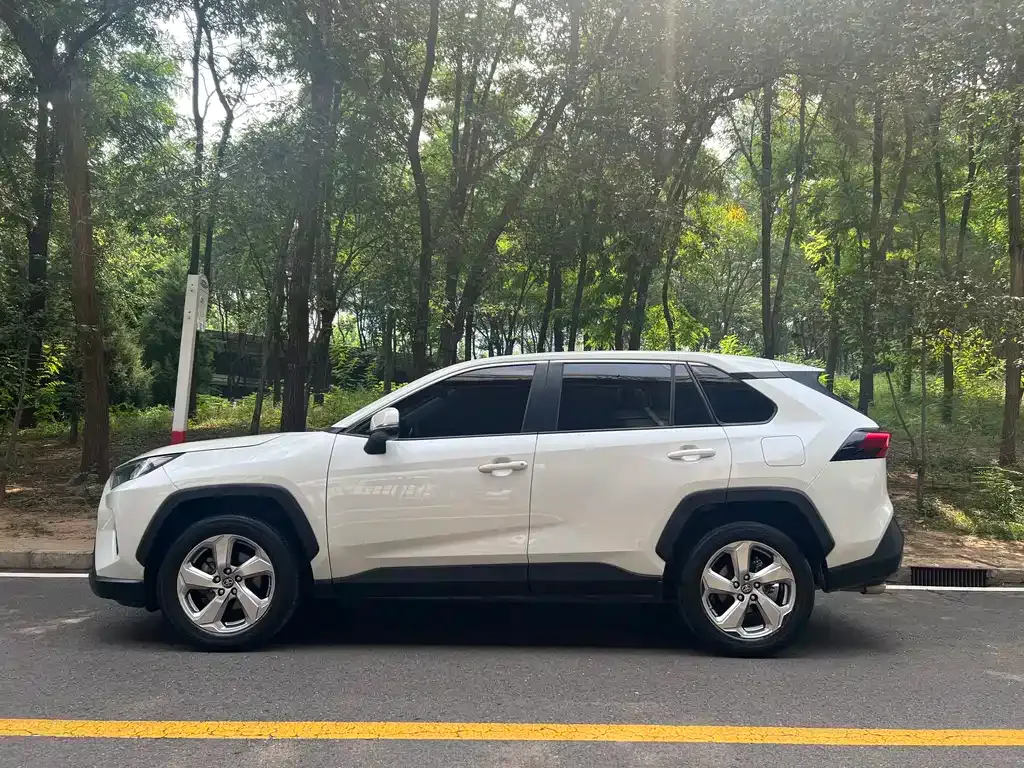 Toyota RAV4 — фото 6