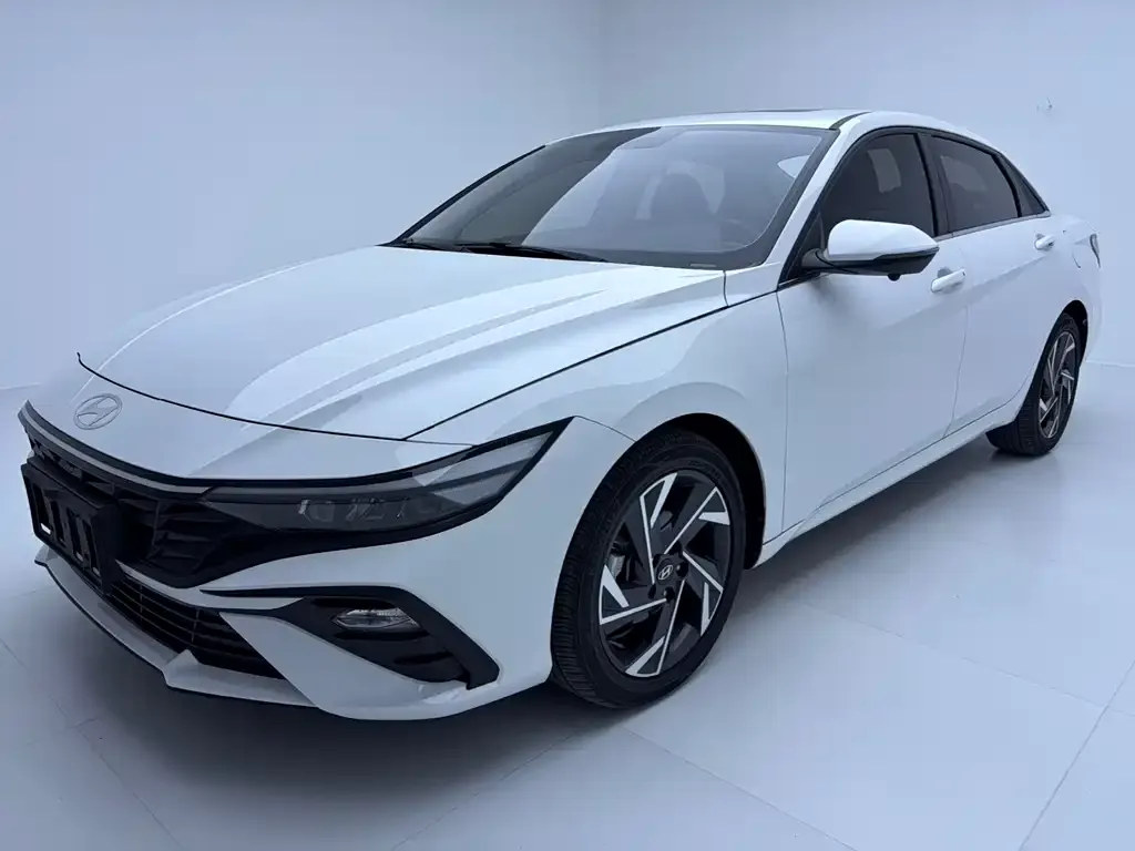 Hyundai Elantra — фото 1
