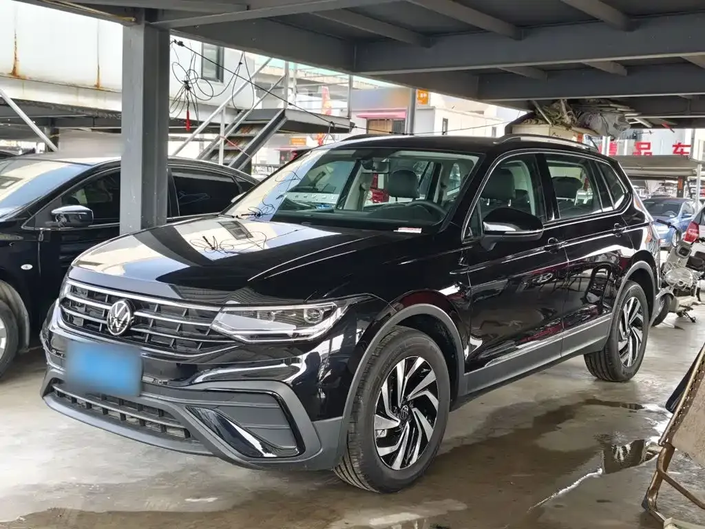 Volkswagen Tiguan L — фото 1
