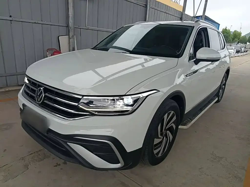Volkswagen Tiguan L — фото 1