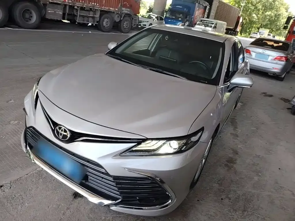 Toyota Camry — фото 1