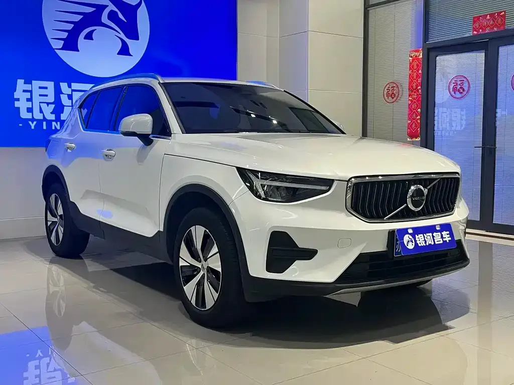 Volvo XC40 — фото 8