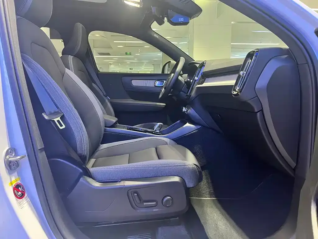 Volvo XC40 — фото 10