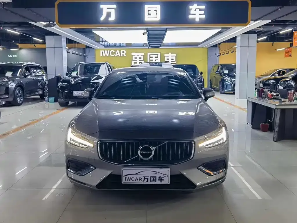 Volvo S60 — фото 1