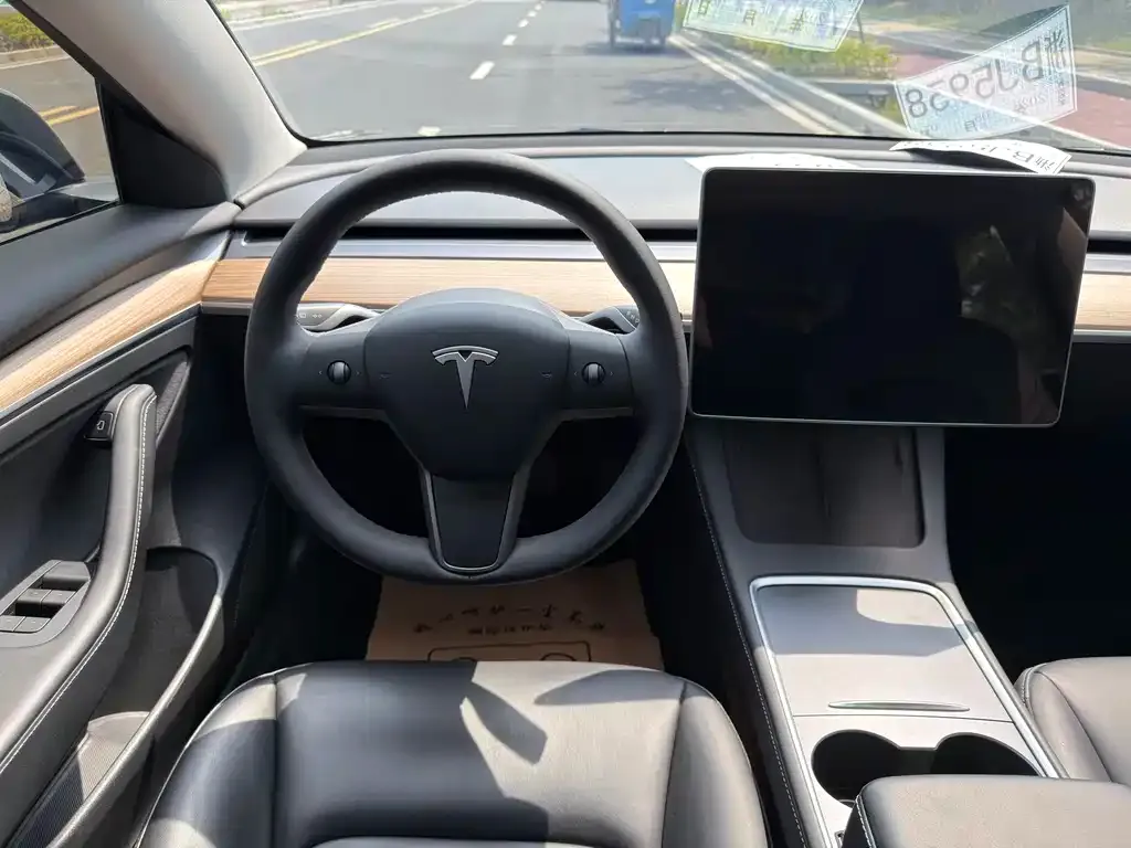 Tesla Model 3 — фото 3