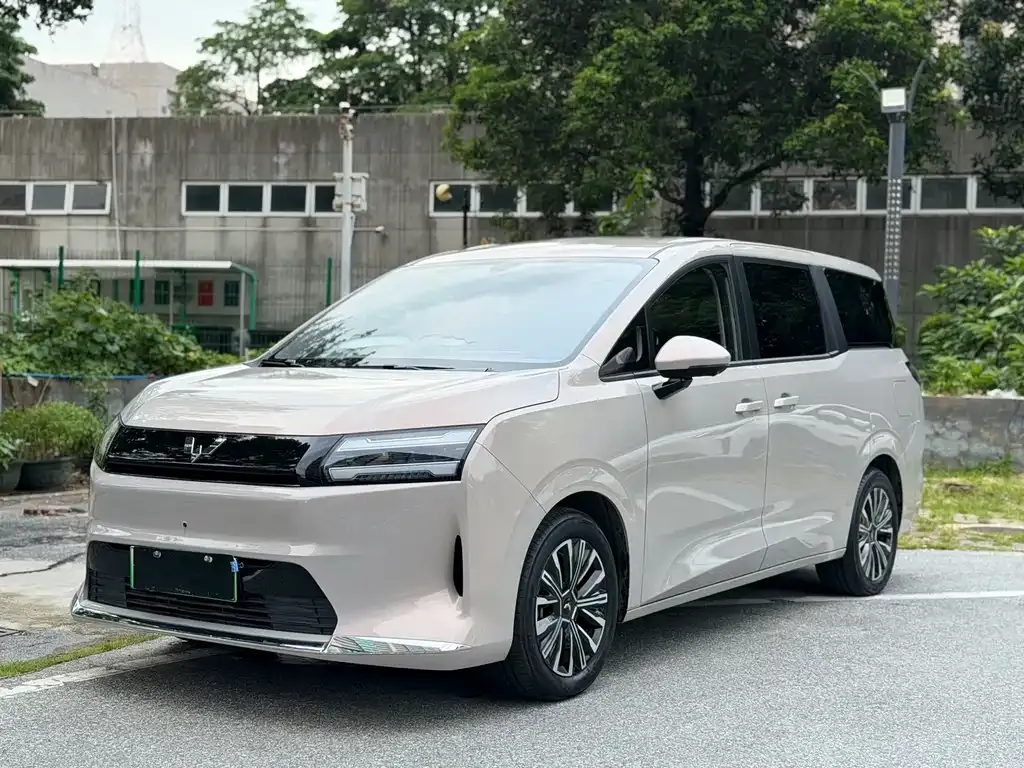 Wuling Starlight 730 New Energy — фото 1