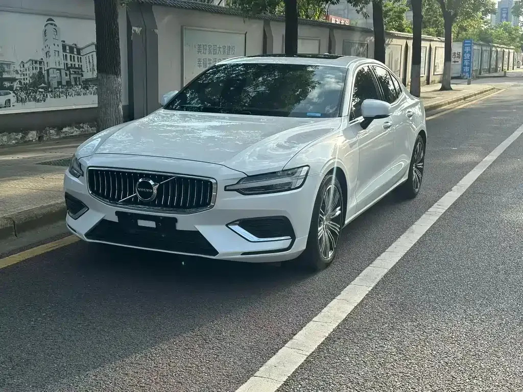 Volvo S60 — фото 1