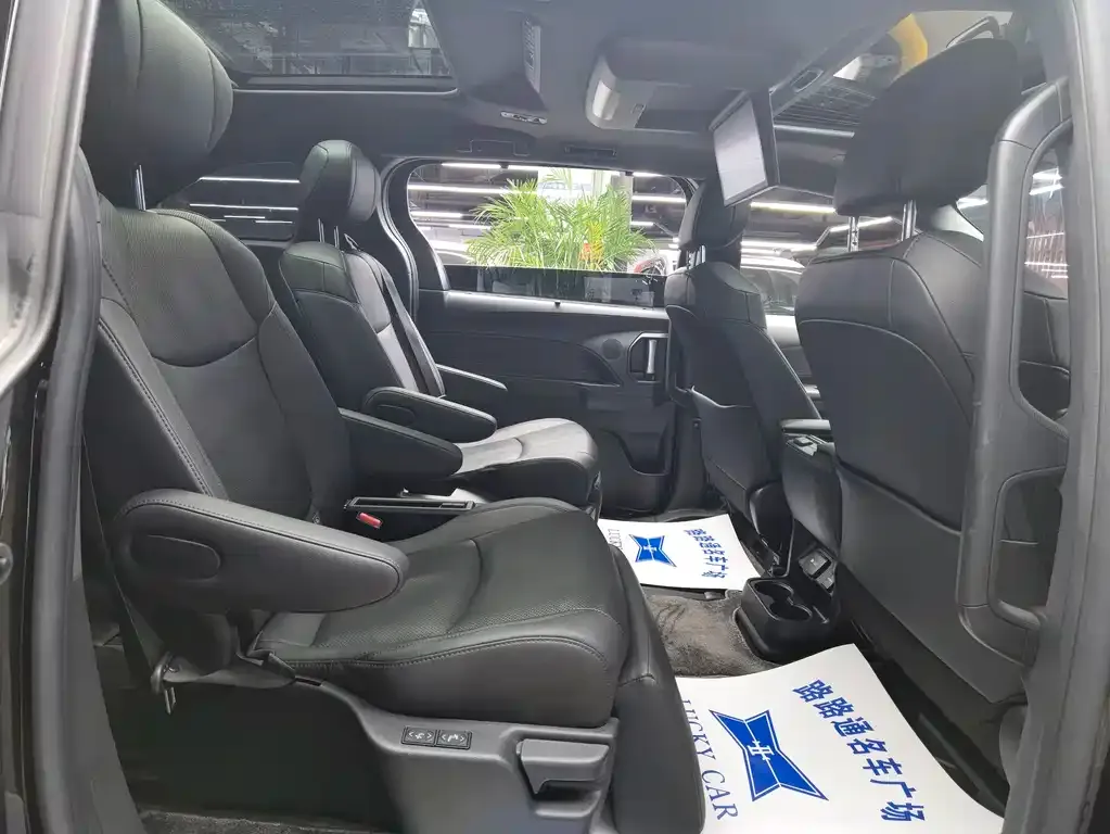 Toyota Sienna — фото 2