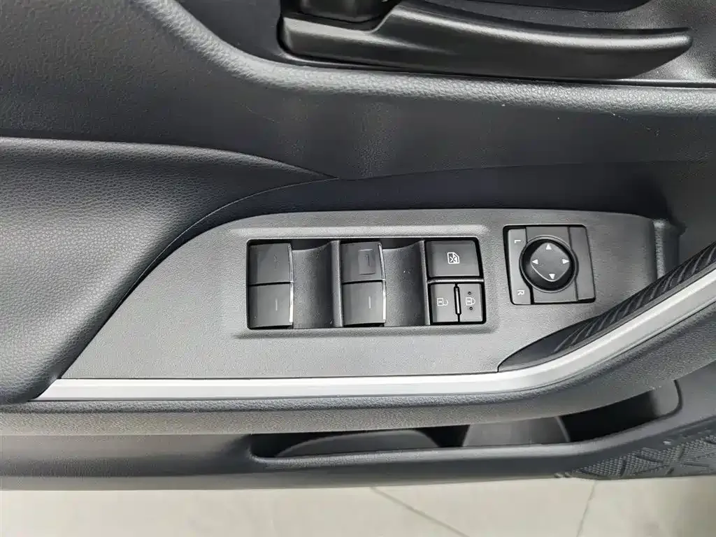 Toyota RAV4 — фото 7