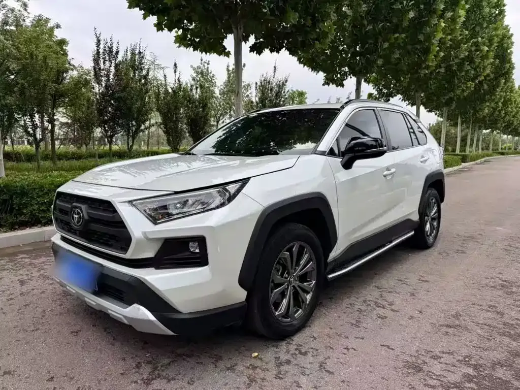 Toyota RAV4 — фото 1