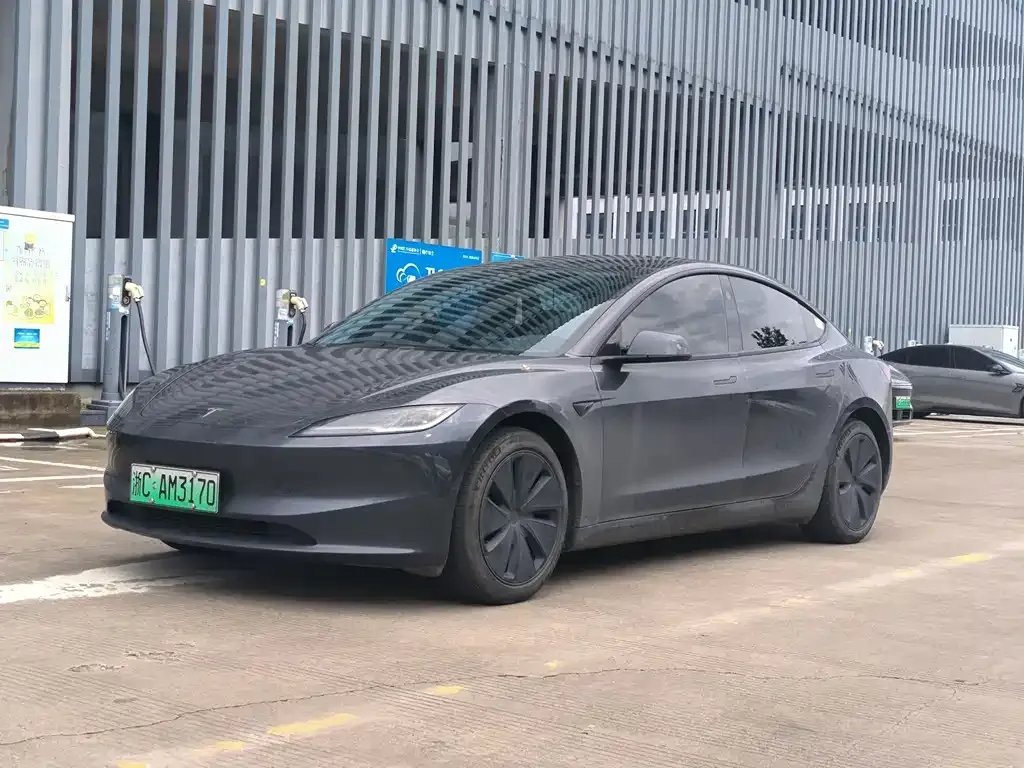 Tesla Model 3 — фото 1